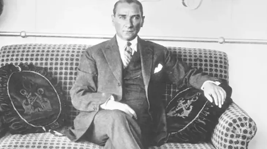 Mustafa Kemal Atatürk: İkonik Şıklığın Simgesi - AltınyıldızClassicsCase